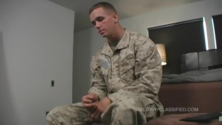 Chupador de Militares surpreendeu e comeu héteros 11