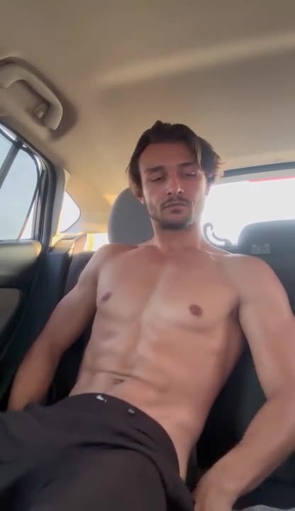 Surfistinha atende no carro e viraliza porque é bom nisso