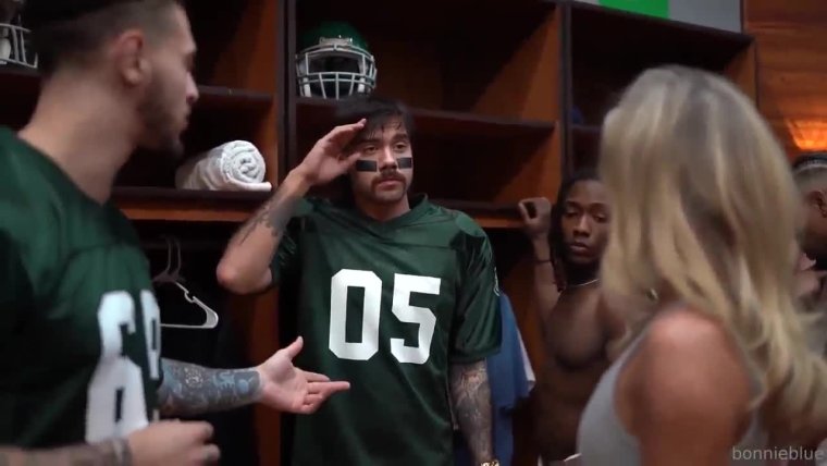 Atriz Pornô visita vestiário de time de futebol e olha no que deu