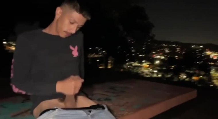 Incrível Boy da Pracinha que está causando vem dar uma espiada